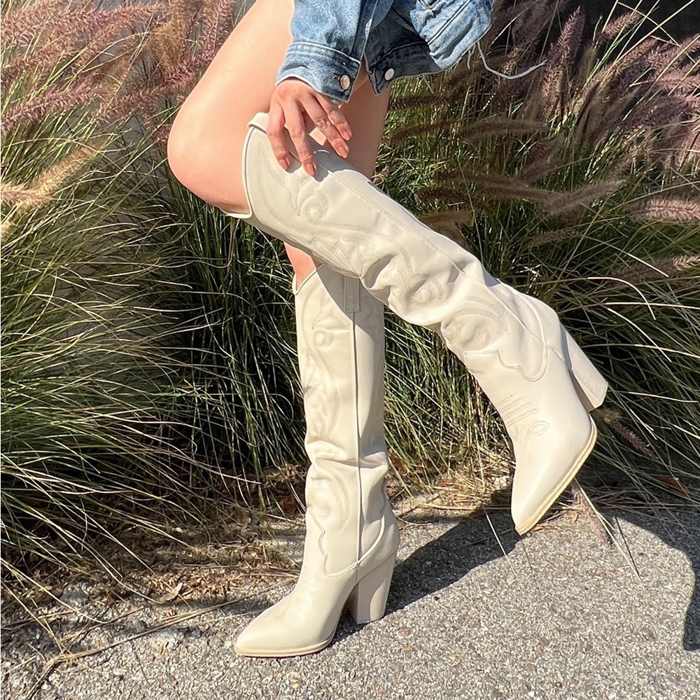 *like new* STEVE MADDEN cream cowboy boots